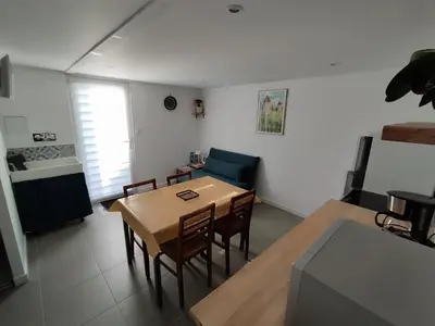 Cuisine ou kitchenette dans l'établissement Le Gite de L'Ogerie - 20 min du Puy du F - Petit dej et draps compris
