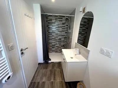 Salle de bains dans l'établissement Studio neuf avec mezzanine dans un coin paisible avec piscine partagée