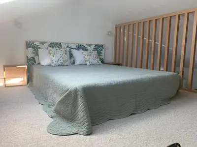 Un ou plusieurs lits dans un hébergement de l'établissement Studio neuf avec mezzanine dans un coin paisible avec piscine partagée