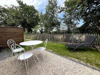 Jardin de l'établissement Studio neuf avec mezzanine dans un coin paisible avec piscine partagée