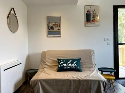 Un ou plusieurs lits dans un hébergement de l'établissement Studio neuf avec mezzanine dans un coin paisible avec piscine partagée