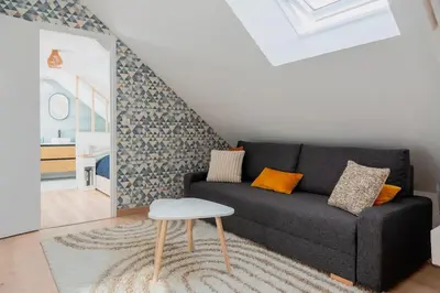 Coin salon dans l'établissement Suite Sous Velux T2