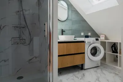 Salle de bains dans l'établissement Suite Sous Velux T2