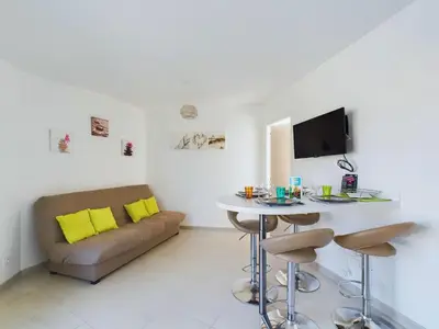 Télévision ou salle de divertissement dans l'établissement Maison pour 4 entre plages et marais salants