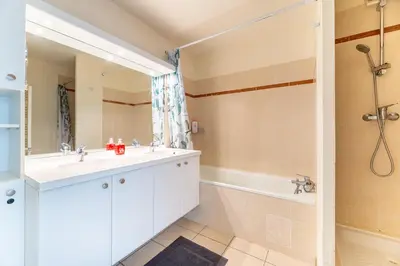 Salle de bains dans l'établissement La Fontaine - Confortable, Calme & Spacieux