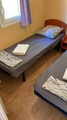 Un ou plusieurs lits dans un hébergement de l'établissement Joli Mobil-Home avec terrain terrasse 10min du Puy duFou