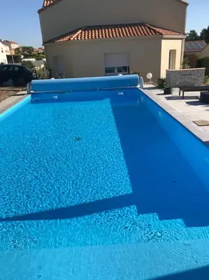 Piscine de l'établissement Appartement T3 individuel avec accès piscine et jardin privés ou située à proximité