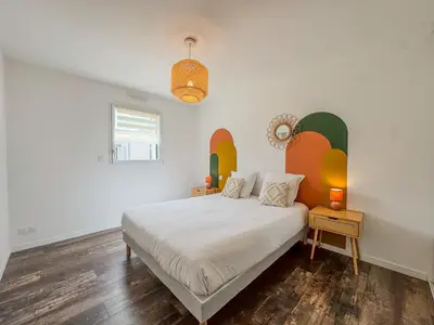 Un ou plusieurs lits dans un hébergement de l'établissement L'Évasion Colorée - Maison Vive et Moderne