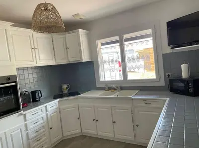 Cuisine ou kitchenette dans l'établissement Pavillon bord de mer - 10min des plages en vélo