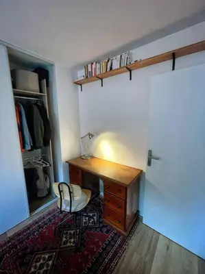 Bibliothèque dans l'appartement
