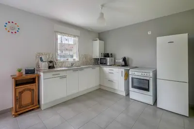 Cuisine ou kitchenette dans l'établissement Maison de plain-pied - quartier calme pour six personnes