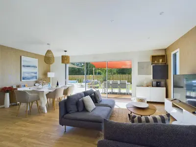 Coin salon dans l'établissement Maison pour 6 adultes avec piscine