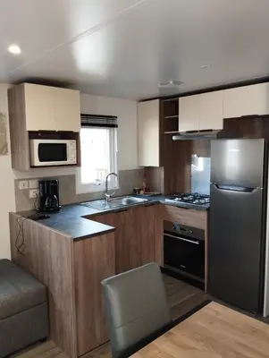 Cuisine ou kitchenette dans l'établissement mobile home photovoltaique st jean de monts