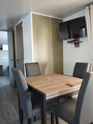 Télévision ou salle de divertissement dans l'établissement mobile home photovoltaique st jean de monts
