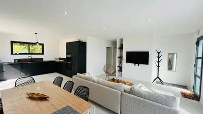 Télévision ou salle de divertissement dans l'établissement La Tonka, maison neuve proche océan