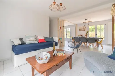 Coin salon dans l'établissement Maison rénovée proche mer