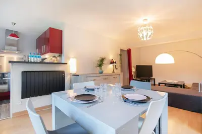 Cuisine ou kitchenette dans l'établissement Alden Park - T3 Spacieux et Agréable
