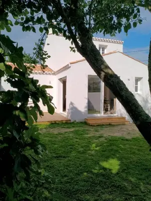 Jardin de l'établissement maison 6-8 personnes, 300m de la plage