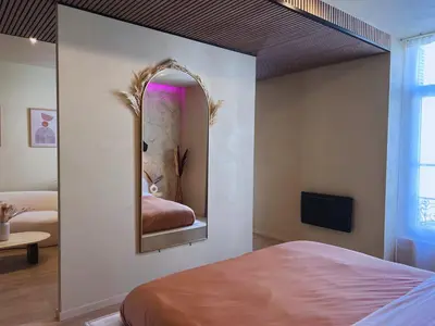 Un ou plusieurs lits dans un hébergement de l'établissement Harmony Room Suite avec Balnéo