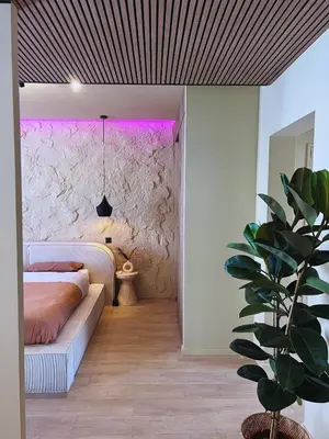 Un ou plusieurs lits dans un hébergement de l'établissement Harmony Room Suite avec Balnéo
