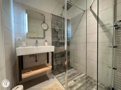 Salle de bains dans l'établissement Maison rénovée près de la plage avec jardin clos et parking - FR-1-426-562
