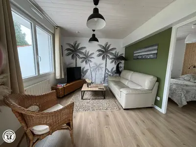 Coin salon dans l'établissement Maison rénovée près de la plage avec jardin clos et parking - FR-1-426-562