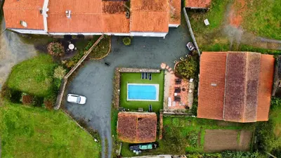 Piscine de l'établissement Domaine des 5 Roses - Rose Rouge ou située à proximité