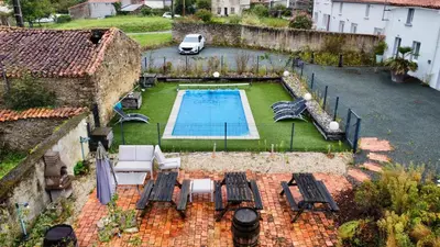 Piscine de l'établissement Domaine des 5 Roses - Rose Rouge ou située à proximité