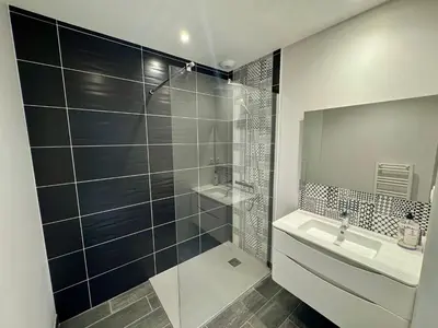 Salle de bains dans l'établissement Domaine des 5 Roses - Rose Sombre