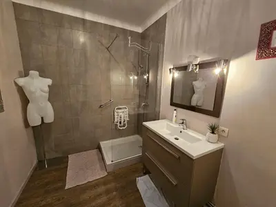 Salle de bains dans l'établissement maison piscine clos ,wifi, pas de chien , 2 chambres près de la mer