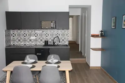 Cuisine ou kitchenette dans l'établissement Charmant T2 à 2 pas du centre-ville et du marché de Talensac