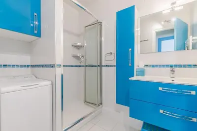 Salle de bains dans l'établissement Vue sur la Plage des Demoiselles - Appt vue mer