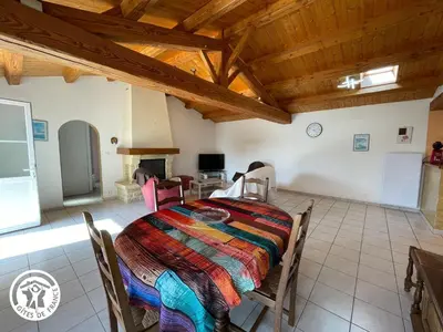 Cuisine ou kitchenette dans l'établissement Charmante maison en lisière de forêt à Noirmoutier, proche plage et Passage du Gois - FR-1-426-563