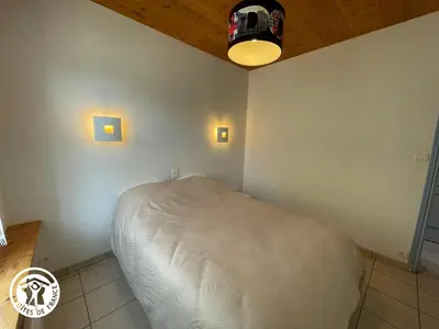 Un ou plusieurs lits dans un hébergement de l'établissement Charmante maison en lisière de forêt à Noirmoutier, proche plage et Passage du Gois - FR-1-426-563