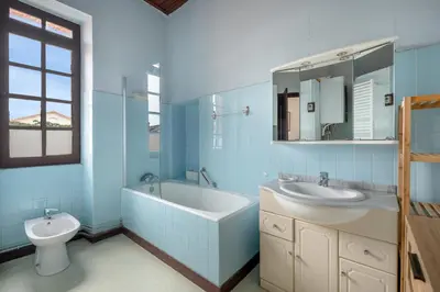 Salle de bains dans l'établissement Villa de famille pour 13 à 200m de la mer