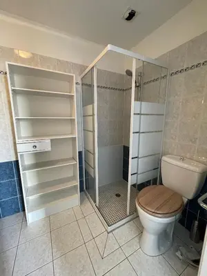 Salle de bains dans l'établissement Le Logis de Sally