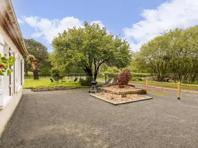 Jardin de l'établissement Gîte Indépendant au Calme avec Jardin et Wifi, à 12 km des Plages - FR-1-306-1287