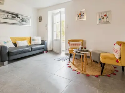 Coin salon dans l'établissement Gîte Indépendant au Calme avec Jardin et Wifi, à 12 km des Plages - FR-1-306-1287