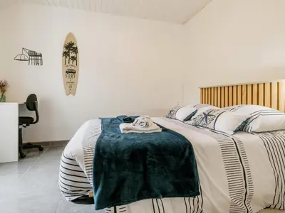 Un ou plusieurs lits dans un hébergement de l'établissement Gîte Indépendant au Calme avec Jardin et Wifi, à 12 km des Plages - FR-1-306-1287