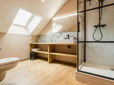 Salle de bains dans l'établissement Longère moderne avec spa, billard, babyfoot, salle de sport, hammam, et Wi-Fi - FR-1-306-1288