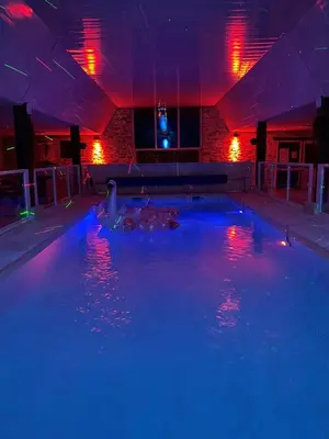 Piscine de l'établissement Piscine Intérieur pour vos Fêtes privées ou située à proximité