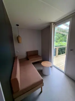 Coin salon dans l'établissement Camping L'AMBOIS