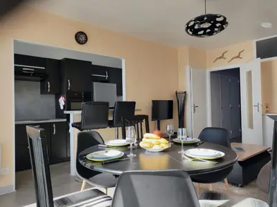 Cuisine ou kitchenette dans l'établissement FACE MER grand T3 familial, parking gratuit