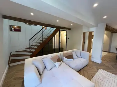 Coin salon dans l'établissement Le Triplex du Quai