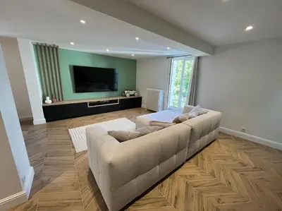 Télévision ou salle de divertissement dans l'établissement Le Triplex du Quai