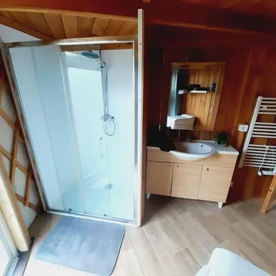 Cuisine ou kitchenette dans l'établissement Yourte contemporaine