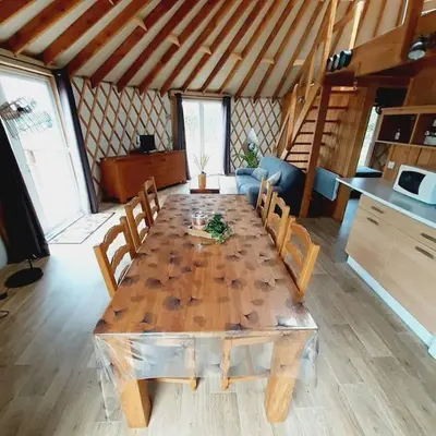 Cuisine ou kitchenette dans l'établissement Yourte contemporaine