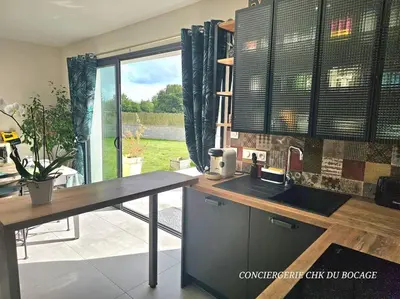 Cuisine ou kitchenette dans l'établissement L'Al'Oë charmant gîte - 2kms du Puy duFou