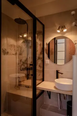 Salle de bains dans l'établissement Gîte du Château de saint Saturnin sur Loire