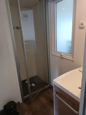 Salle de bains dans l'établissement MH F52 Camping Bois Masson